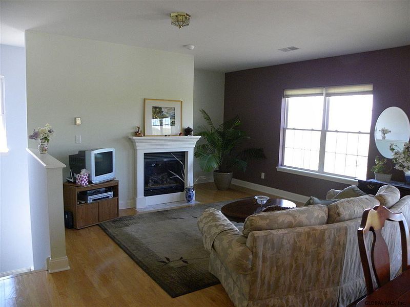 4th image of 307 N RIDGE
