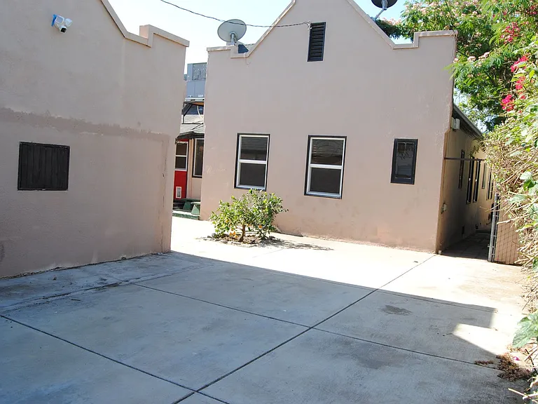 114 Flower St — Photo 25
