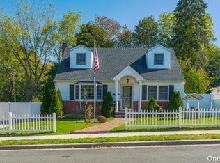 8 Willets Dr, Syosset, NY 11791