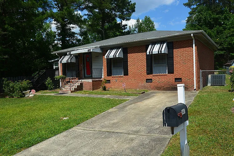 3 bed, 1.5 bath, 1233 sqft, $1,695 — Photo 2