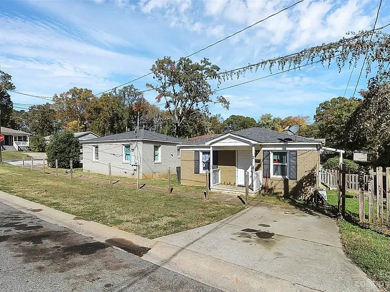2300 Augusta St — Photo 6