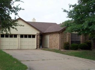 216 Blueleaf Dr, Arlington, TX 76018