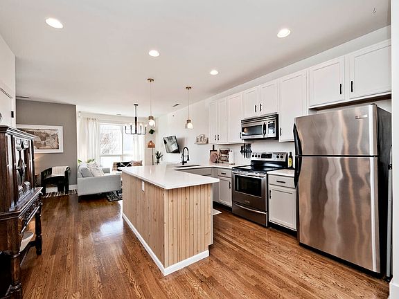 5th image of 233 E Saint Joseph St Unit 2H