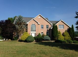 5539 Bridle Rd, Stroudsburg, PA 18360