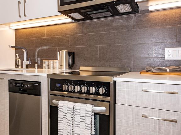 3rd image of 939 S Broadway APT 711