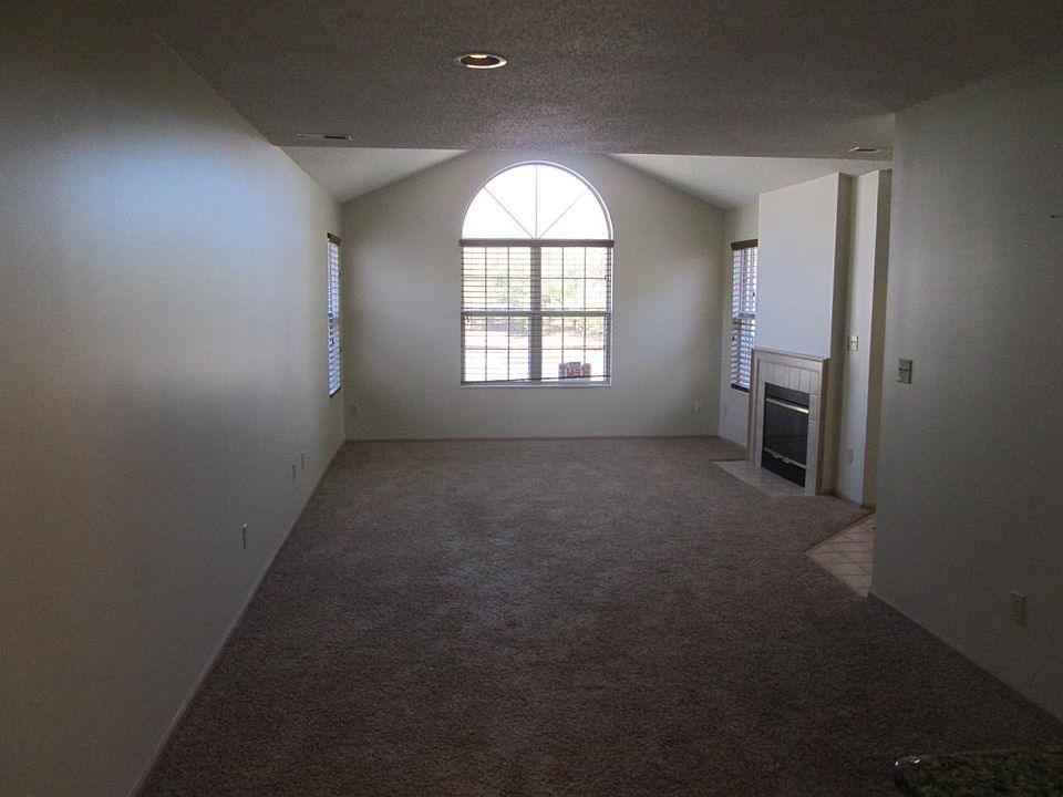 Living room w/ gas fireplace