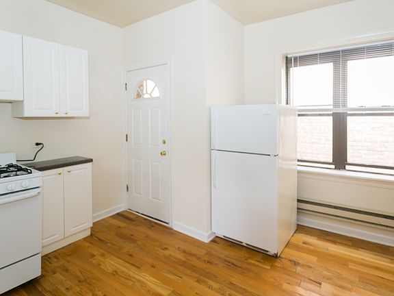 5th image of 3720.5 N Pine Grove Ave Unit 3W