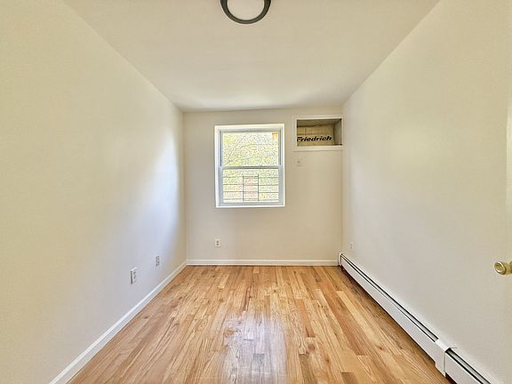 5th image of 1309 Gates Ave APT 1