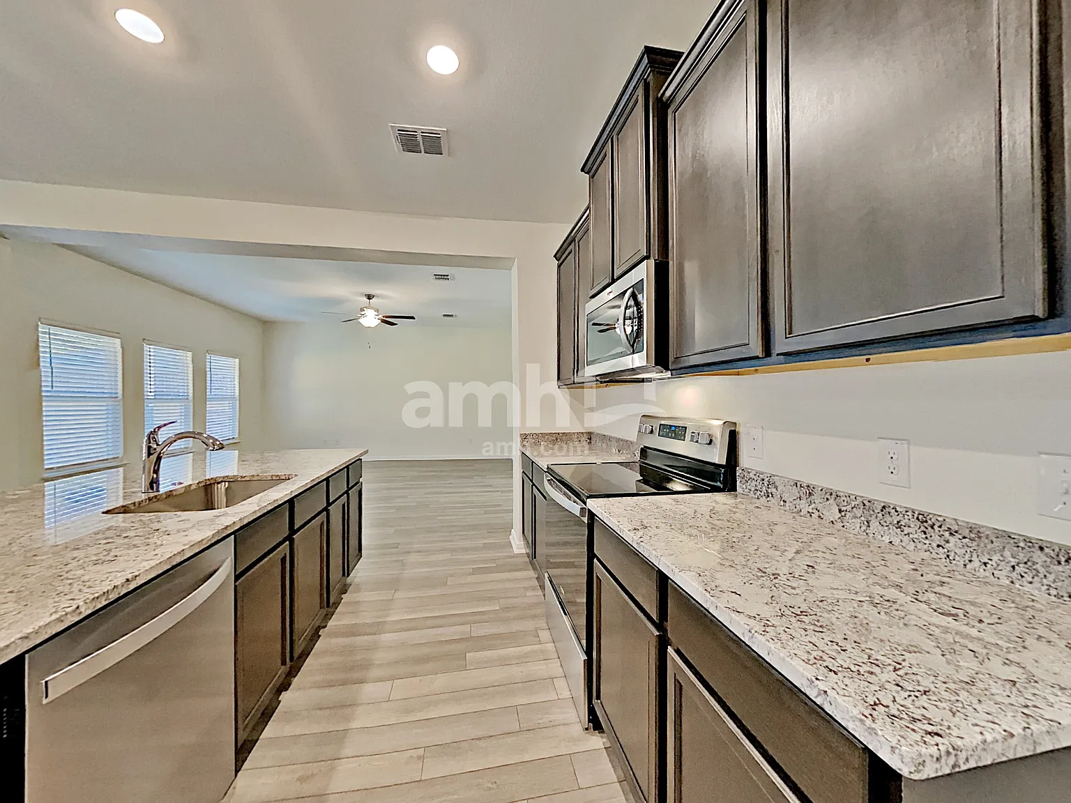 4 bed, 2.5 bath, 2198 sqft, $1,995 — Photo 4