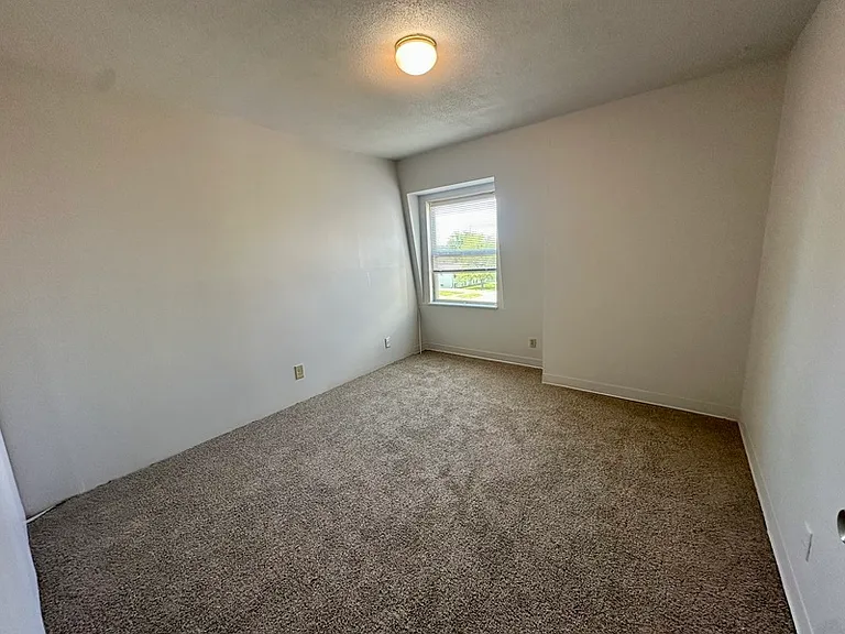 1450 Meadowview Dr #10 — Photo 7