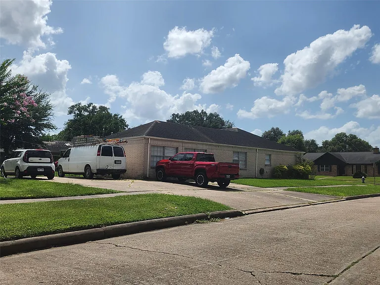 7903 Sharpview Dr — Photo 3