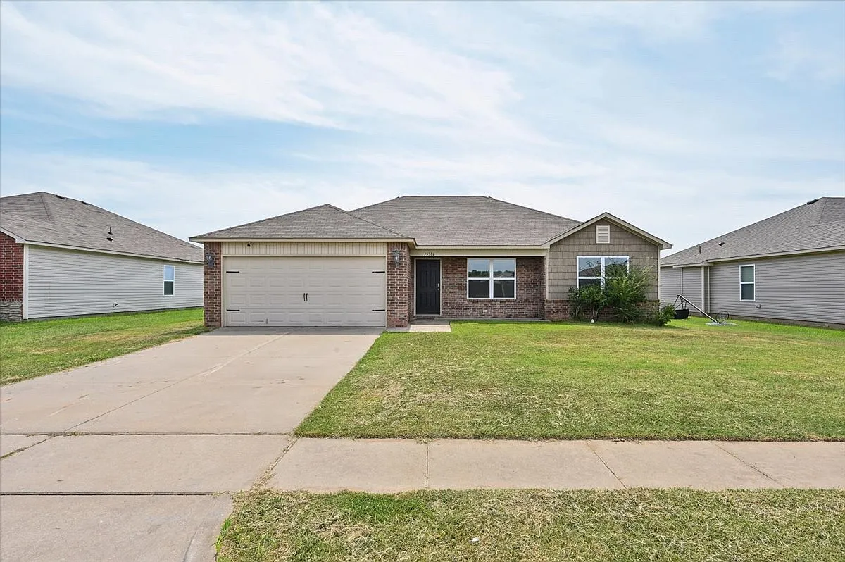 3 bed, 1341 sqft, $2,050 — Photo 1