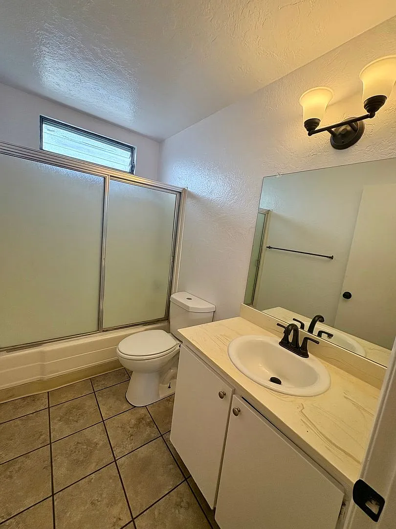 421 E 9th Street — Photo 3