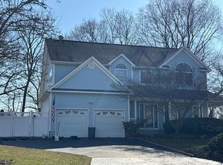 14 Beechwood Ct, Lake Grove, NY