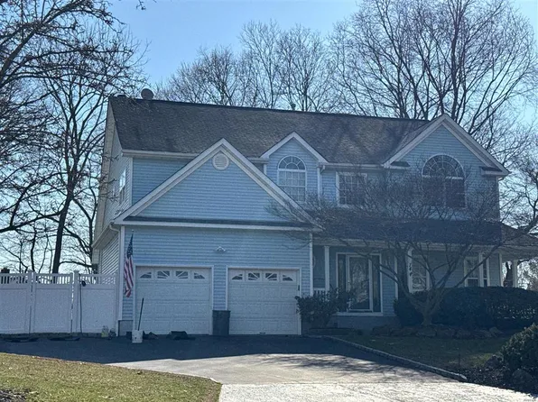 14 Beechwood Ct, Lake Grove, NY 11755