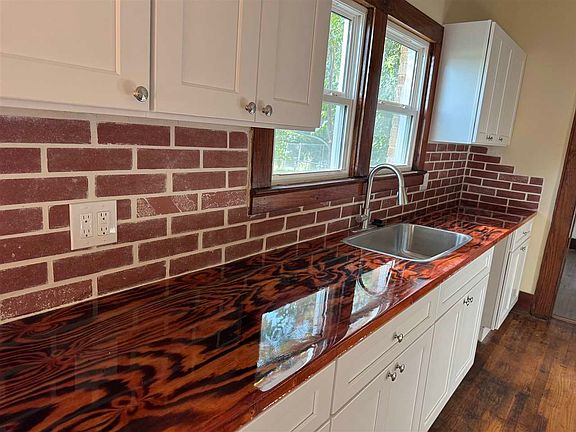 4th image of 706 W Maple Ave