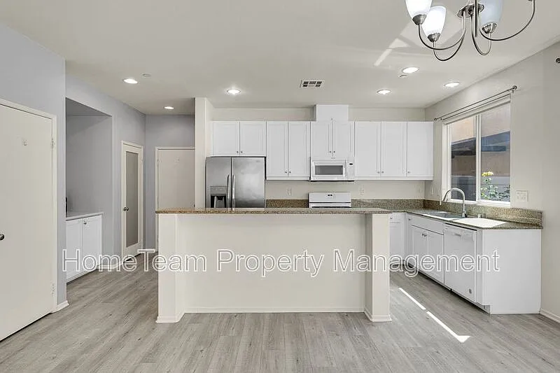 3 bed, 2.5 bath, 1587 sqft, $4,100 — Photo 4
