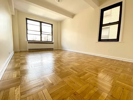 Rented by Manhattan Realty Group | media 8