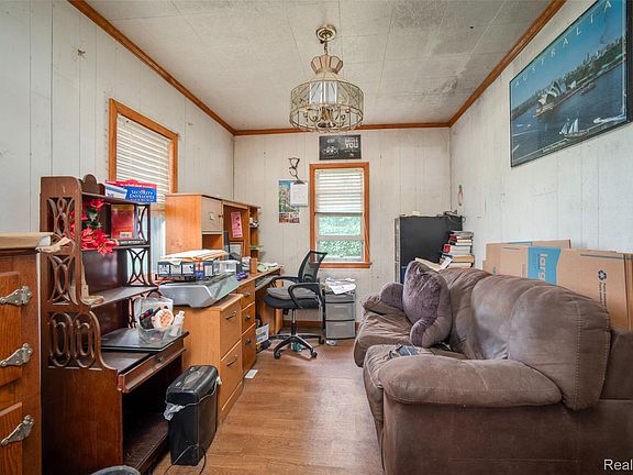 5th image of 22211 Grandy St
