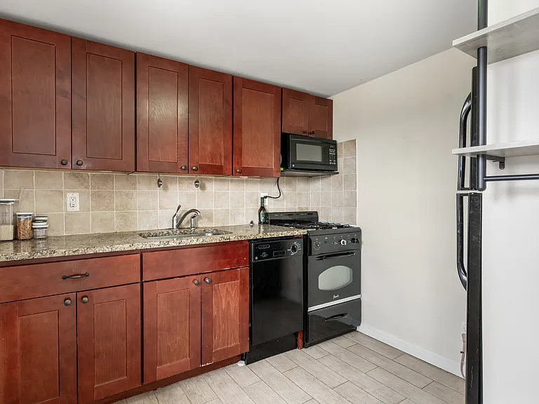 517 E Broadway — Photo 4