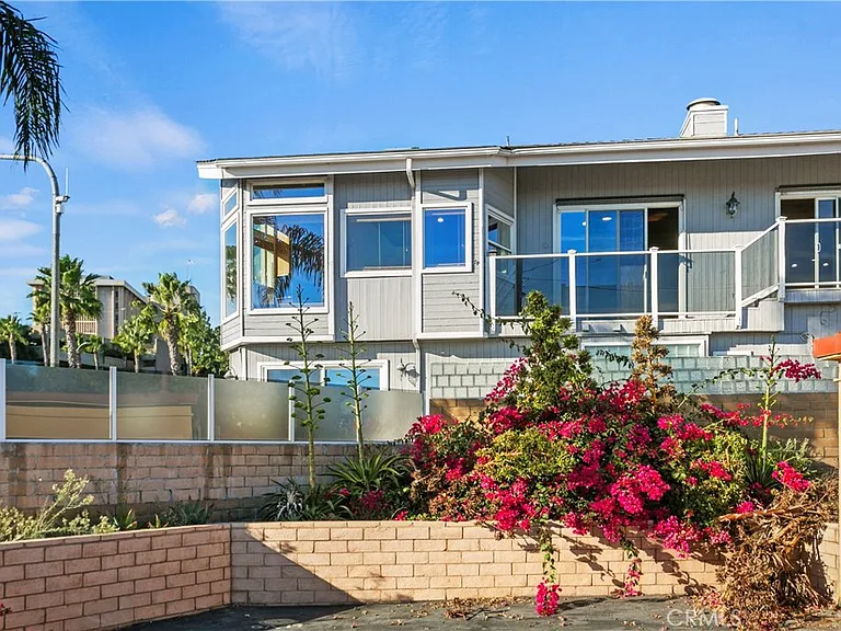 207 La Jolla Dr — Photo 2
