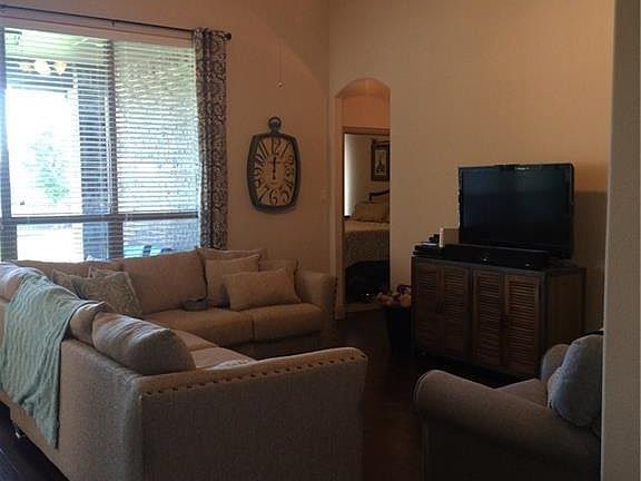 4th image of 597 Deverson Dr