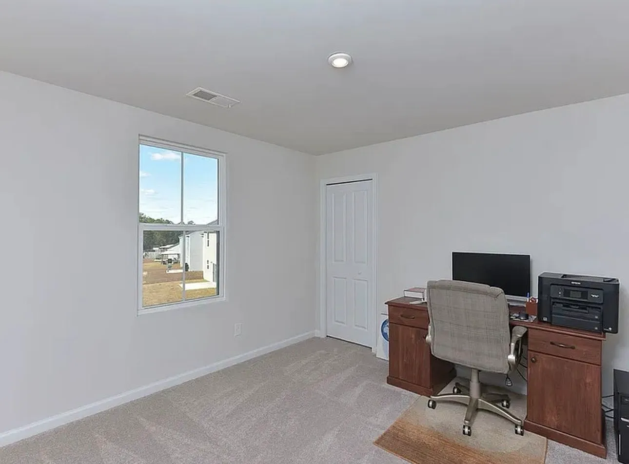 4 bed, 2.5 bath, 1918 sqft, $2,139 — Photo 2