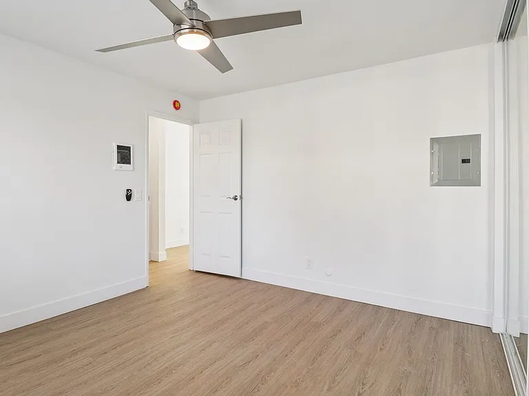 Modern University Crest Apartments 1 Month Free — Photo 6