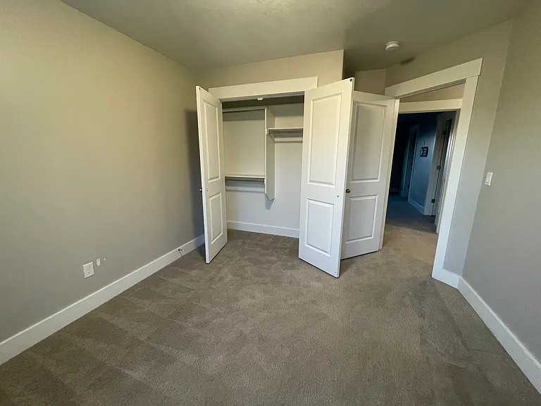 537 E 860 S — Photo 13