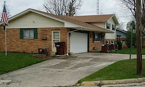 2nd image of 829 Dorothy Ln