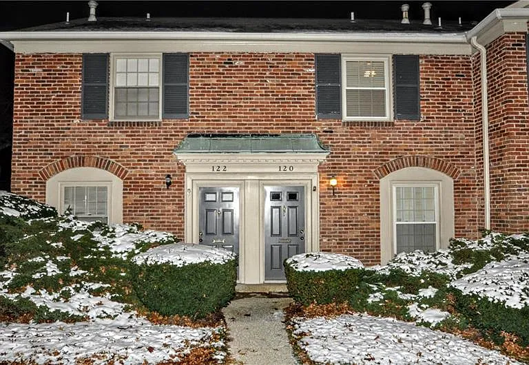 120 Jamestown Ct — Photo 1