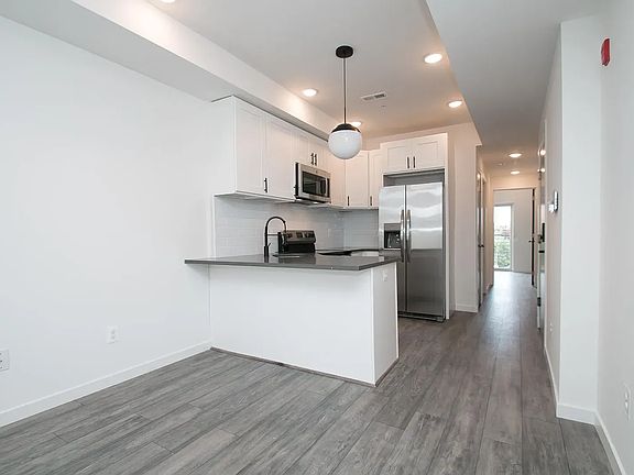 3rd image of 909 Belmont Ave #2
