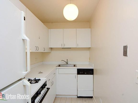 4th image of 622 W Wellington Ave #6M