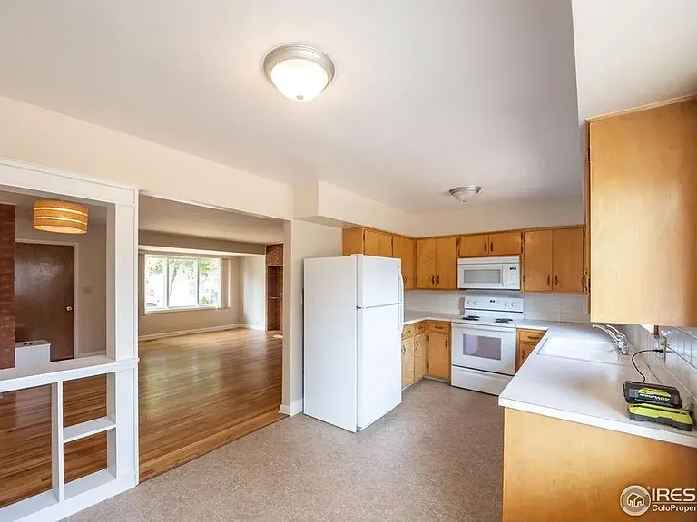 1305 W Myrtle St — Photo 8