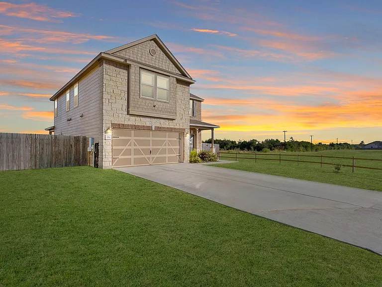 753 Bailey Park Dr — Photo 2