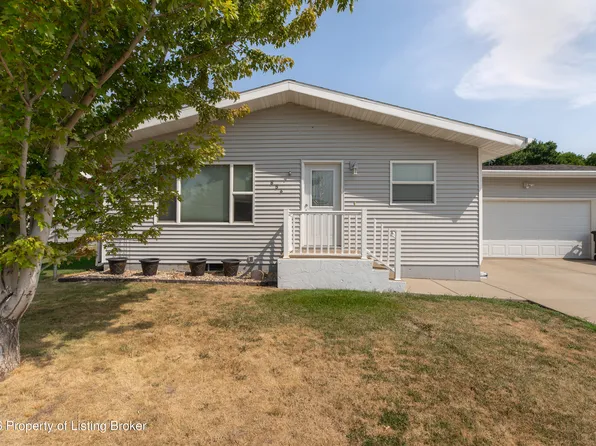 856 Cherry Ave, Dickinson, ND 58601