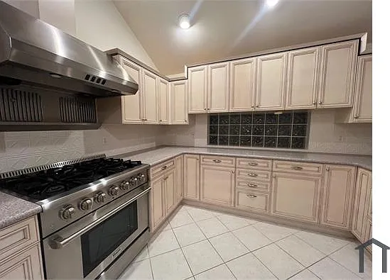 5 bed, 1953 sqft, $3,700 — Photo 2