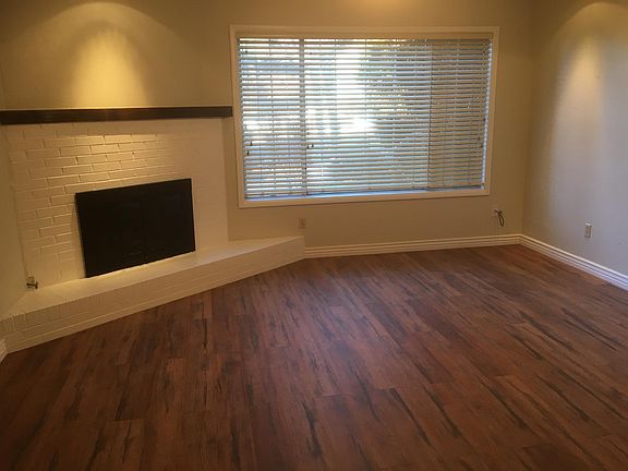 Livingroom with gas fireplace