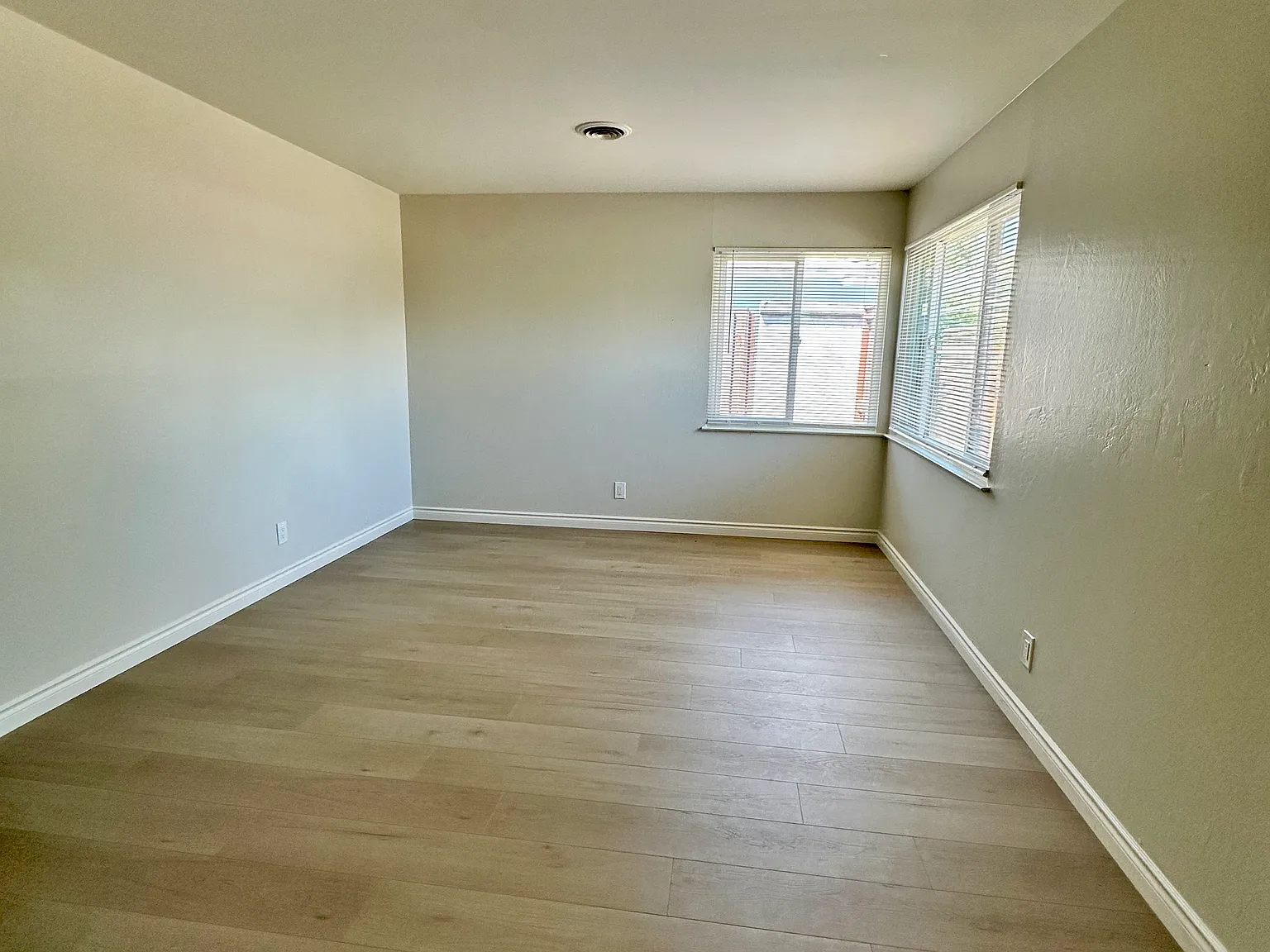 3 bed, 918 sqft, $2,400 — Photo 3