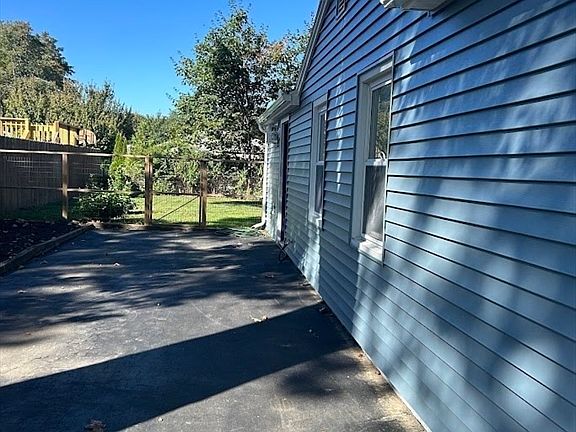 3rd image of 124 Deslauriers St
