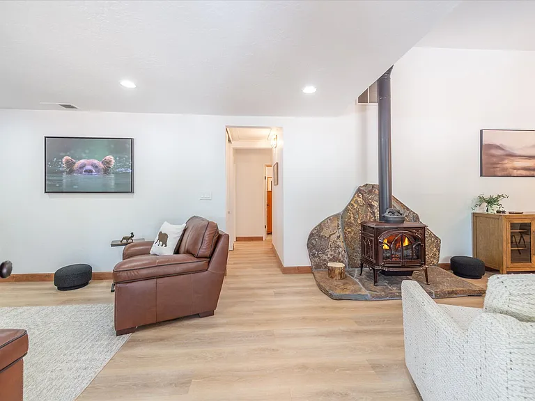 925 Woodside Dr — Photo 8