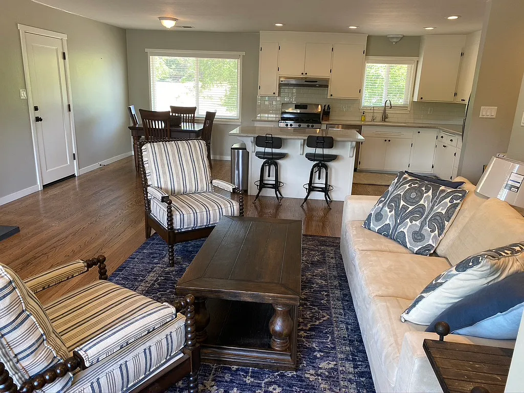 3 bed, 2300 sqft, $5,000 — Photo 2