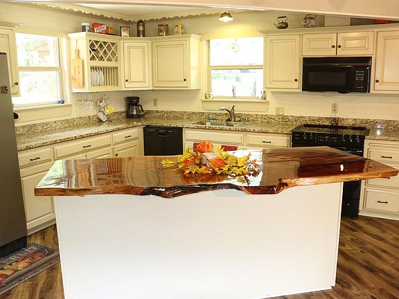 5th image of 307 Rosewood Dr