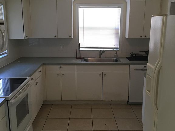 4th image of 2819 Michigan St