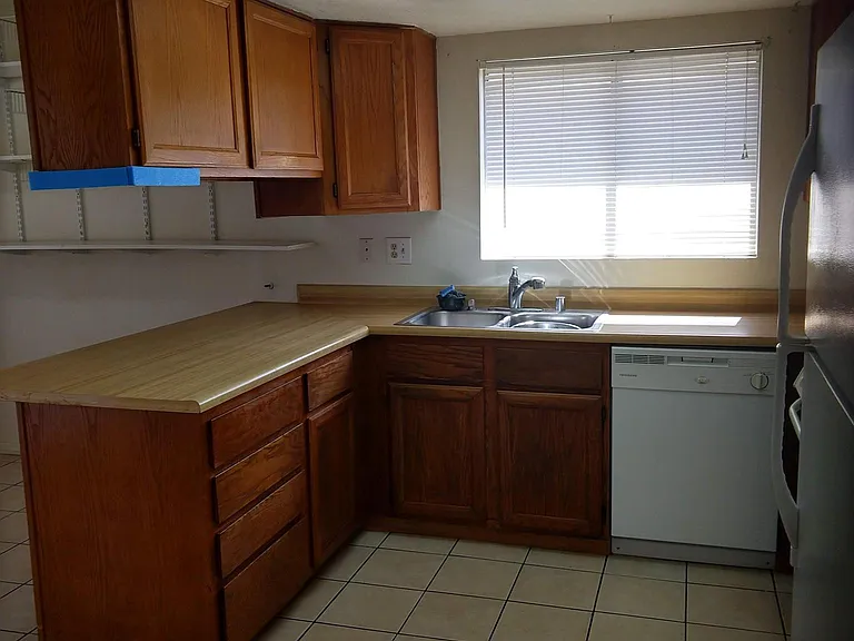 513 E Rolly St — Photo 8