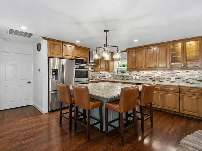 1320 Woodvine Dr — Photo 5