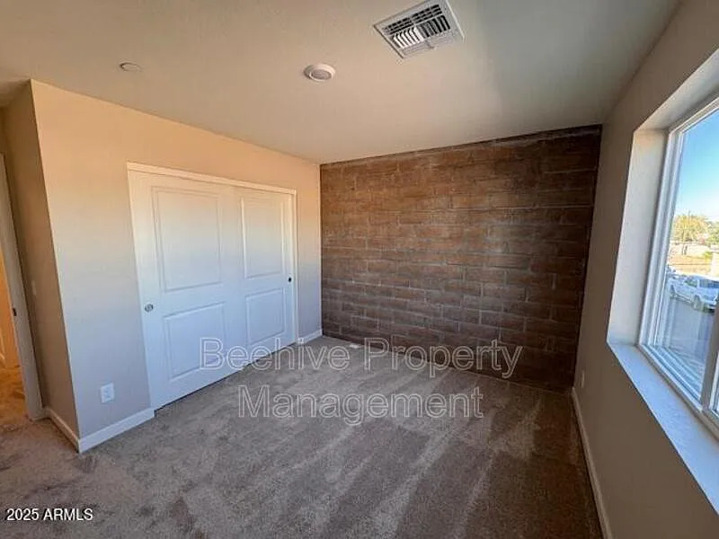 3 bed, 2.5 bath, 1716 sqft, $1,599 — Photo 3