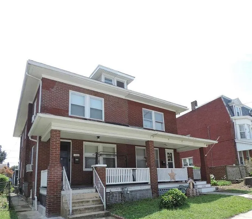 1232 W King St #1