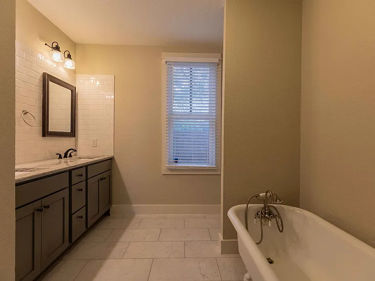 1121 E Crockett St — Photo 20
