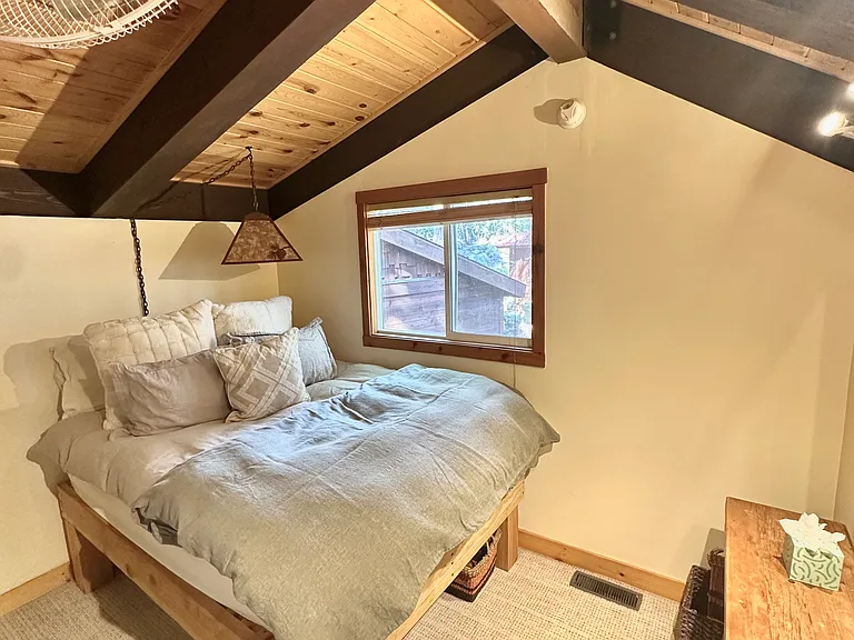 Bedroom #2. Queen Bed.